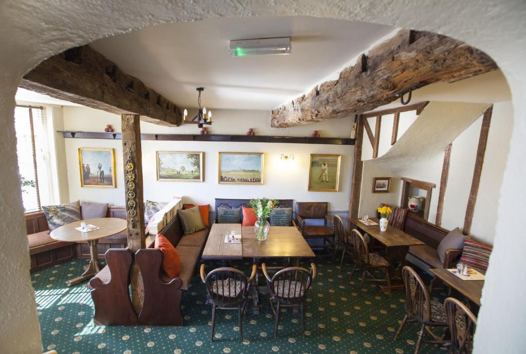 The Talbot Inn Cirencester Extérieur photo